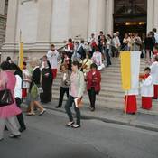 Nach der Messe werden Kerzen verteilt