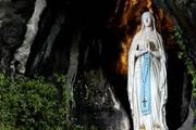 Eine Ausstellung zur hl. Bernadette an der Lourdes-Grotte in St. Rochus
