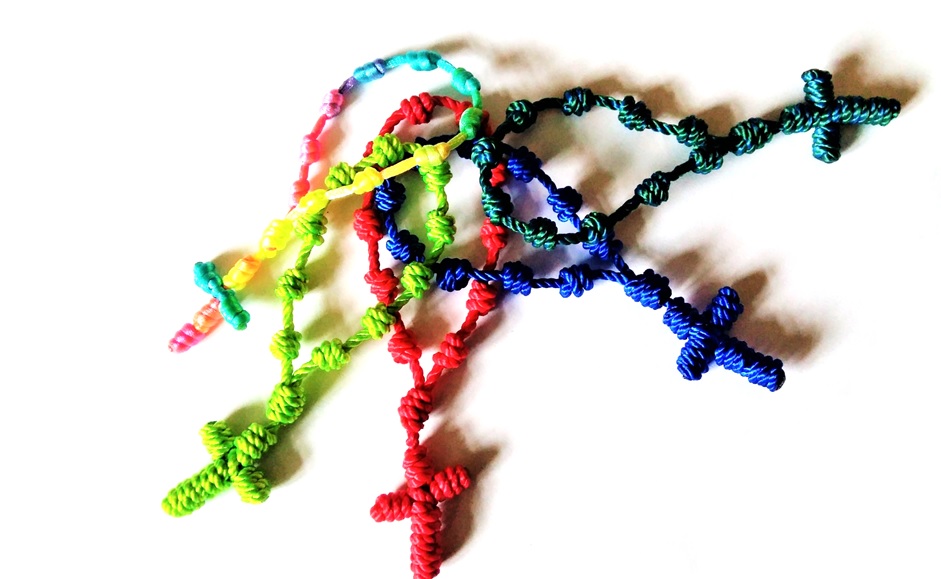 Geweihte Rosenkränze sind in der Sakristei gegen eine Spende von möglichst 10 € erhältlich.
Man kann sie dehnen und um das Handgelenk tragen.